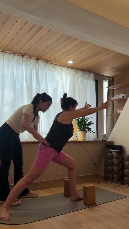 老師協助學員調整動作與身體位置